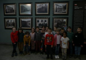 Juniorzy w Muzeum Tradycji Niepodległościowych - zdjęcie grupowe