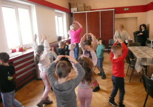 Juniorzy podczas nauki tańca w Muzeum Tradycji Niepodległościowych