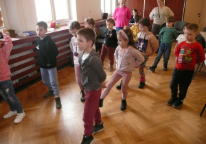 Juniorzy podczas nauki tańca w Muzeum Tradycji Niepodległościowych
