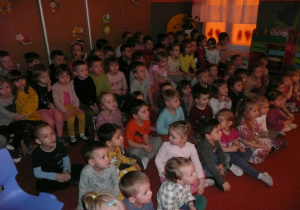 dzieci na sali gimnstycznej w trakcie teatrzyku WidziMiSię "Żuczek"