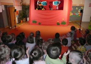 dzieci na sali gimnstycznej w trakcie teatrzyku WidziMiSię "Żuczek"