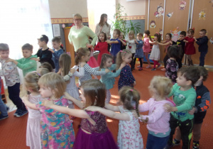 tańce na sali gimnastycznej podczas Balu Dziewczynek