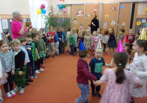 dzieci tańczą na sali gimanstycznej w rzędach