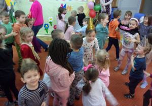 dzieci tańczą na sali gimanstycznej w parach
