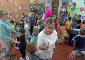 dzieci tańczą na sali gimanstycznej w parach