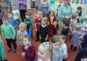 dzieci uczestniczą w zabawie urodzinkowej na sali gimnastycznej
