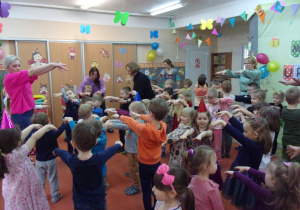 dzieci uczestniczą w zabawie urodzinkowej na sali gimnastycznej
