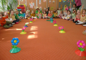 dzieci biorą udział w konkursach na Balu Wiosny