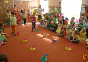 dzieci biorą udział w konkursach na Balu Wiosny