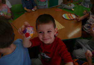 chłopiec prezentuje ozdobione jajko