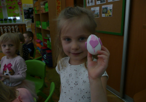 dziewczynka prezentuje ozdobione jajko