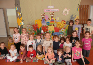 zdjęcie grupowe dzieci biorących udział w konkursie