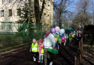dzieci w parach na spacerze z balonami