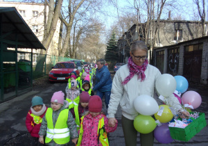 dzieci w parach na spacerze z balonami