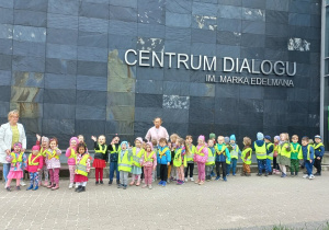 dzieci przed Centrum Dialogu